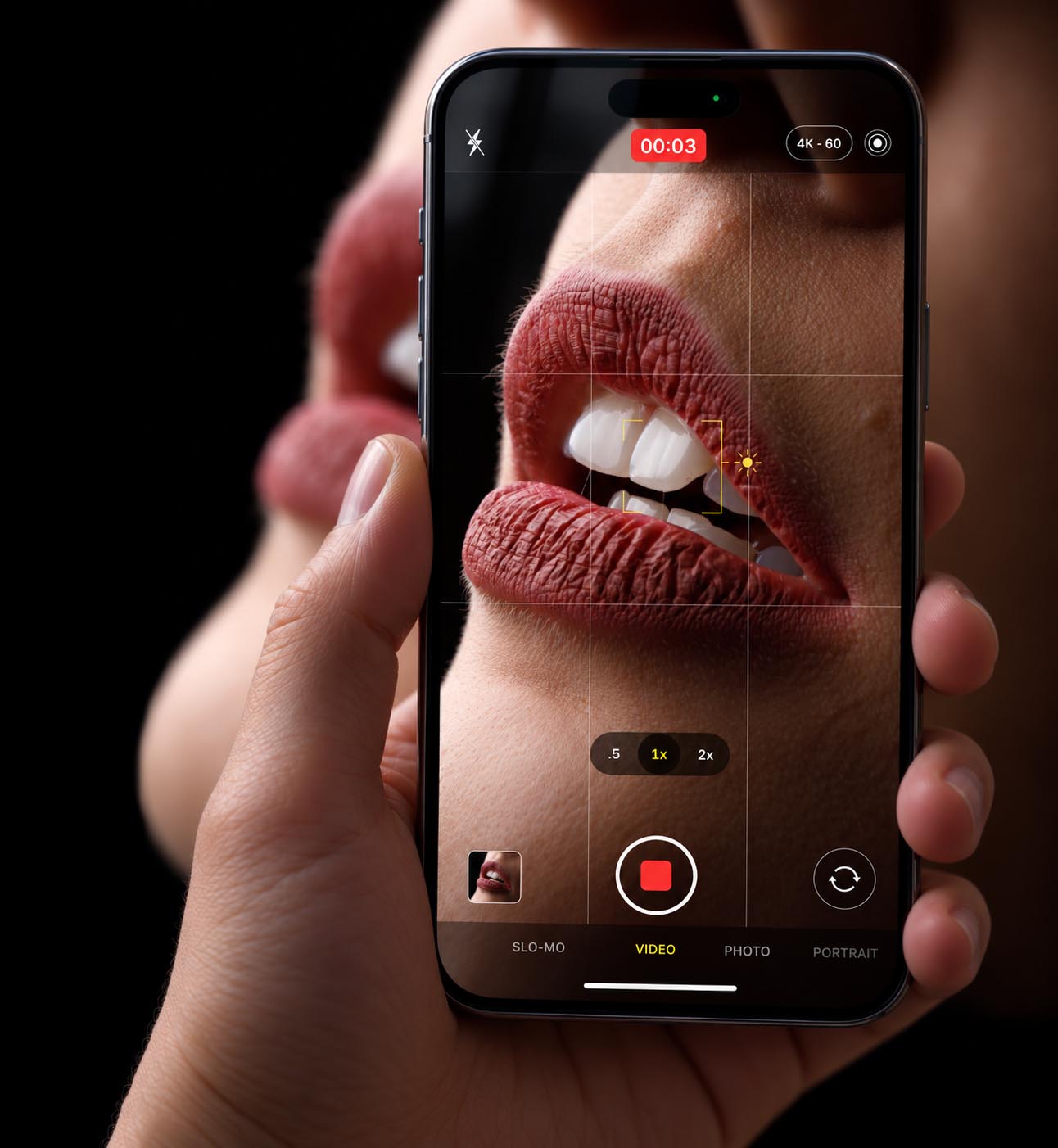 Smartphone gravando um close odontológico dos lábios e dentes